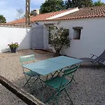 Les Granges Du Chiron فندق مبيت وإفطار 3*