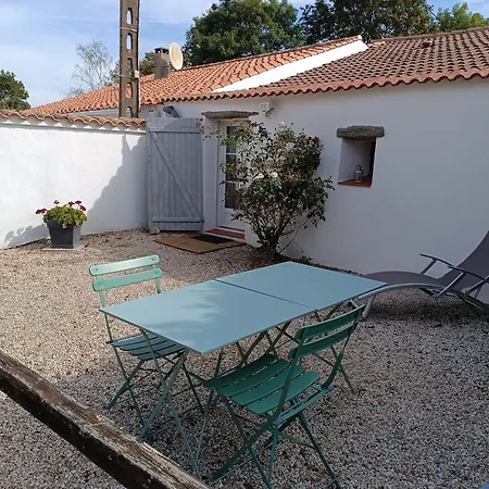 Les Granges Du Chiron Couette-café 3*