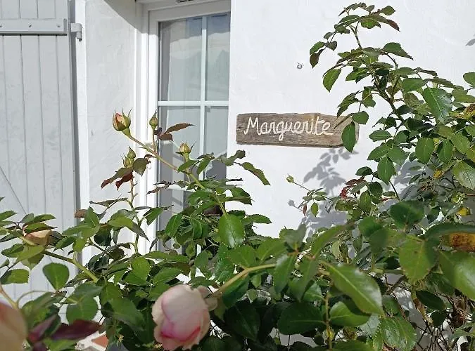 Les Granges Du Chiron Bed & Breakfast 3*